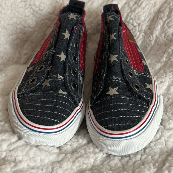 NWOB Ladies Red, White, & Blue Blowfish Slip On Shoes, Size 6 - Picture 4 of 9